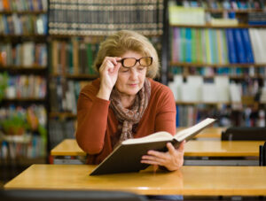 woman in library reading book